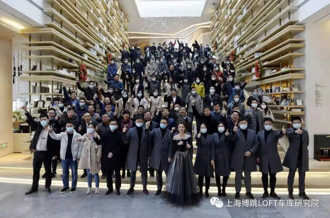 铜梁全国一百多人在华侨城汉口道6号参观研讨LOFT专利车库技术！